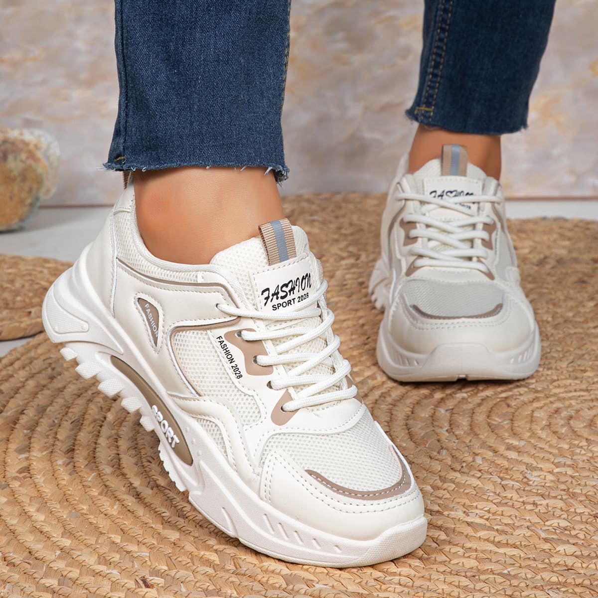 Delikat Sneaker med Kæde — billede 1